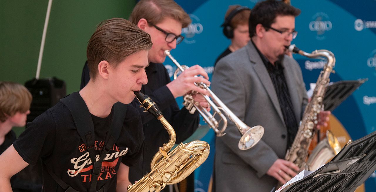 A horn section performs