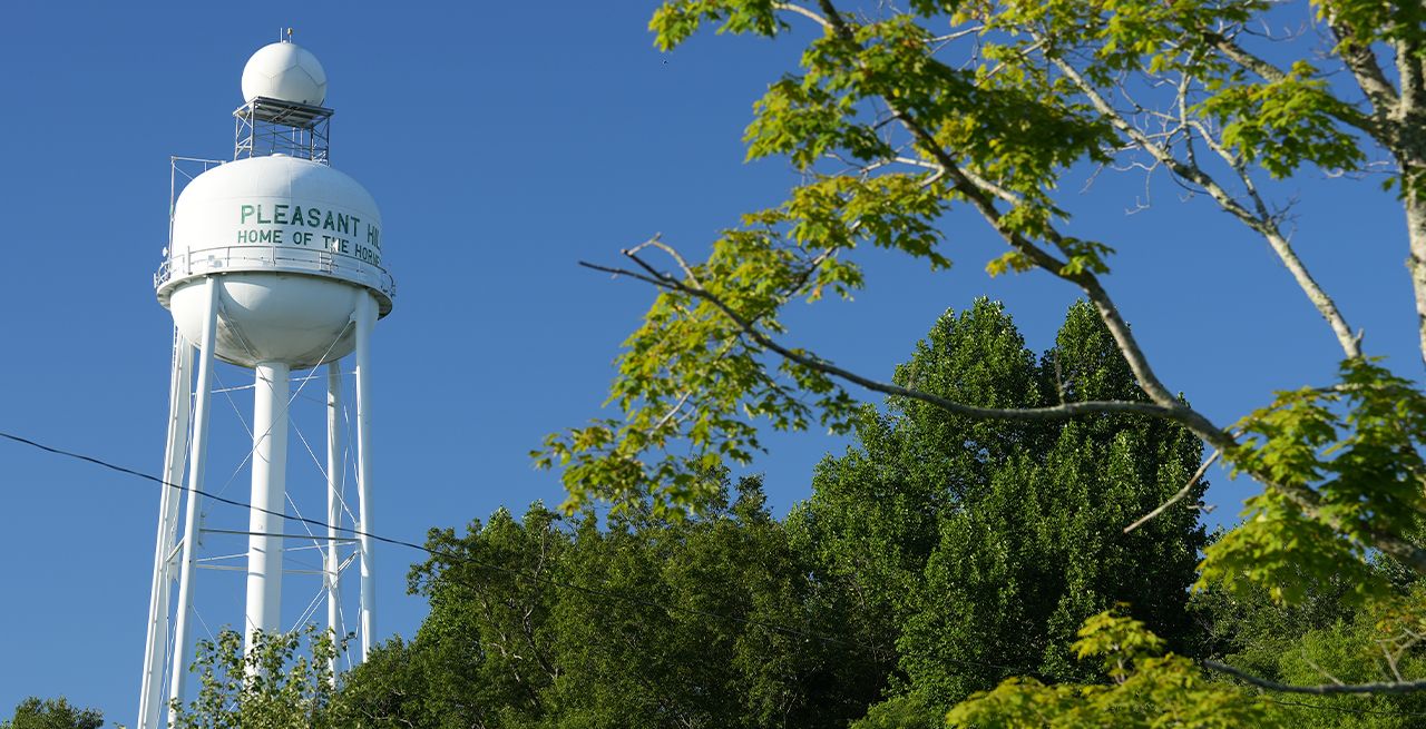Water tower displaying the town name, "Pleasant Hill"