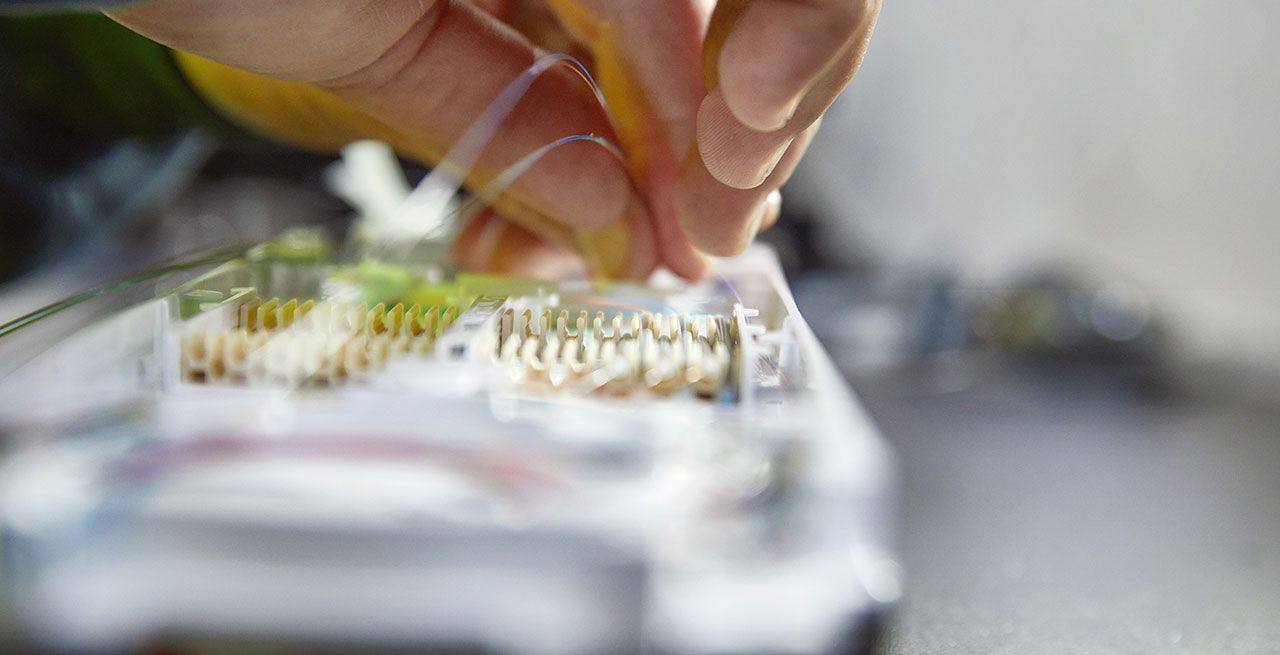Spectrum technician splicing fiber strands